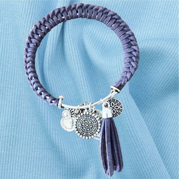 EUC! UNIQUE PREMIER DESIGNS FAUX SUEDE CHARM BRACELET - Picture 4 of 4